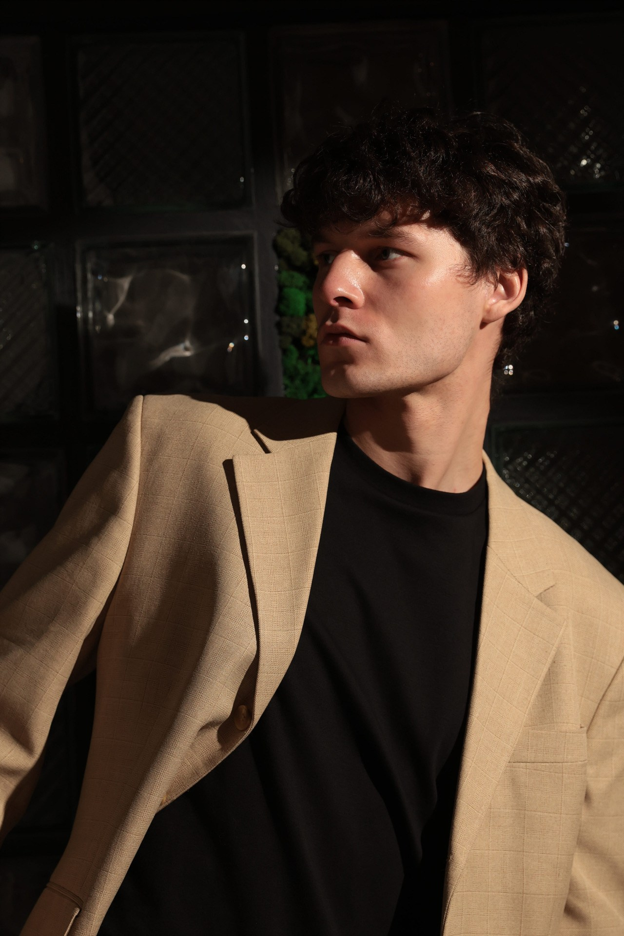 Бежевый пиджак. Лев Лекомцев модель