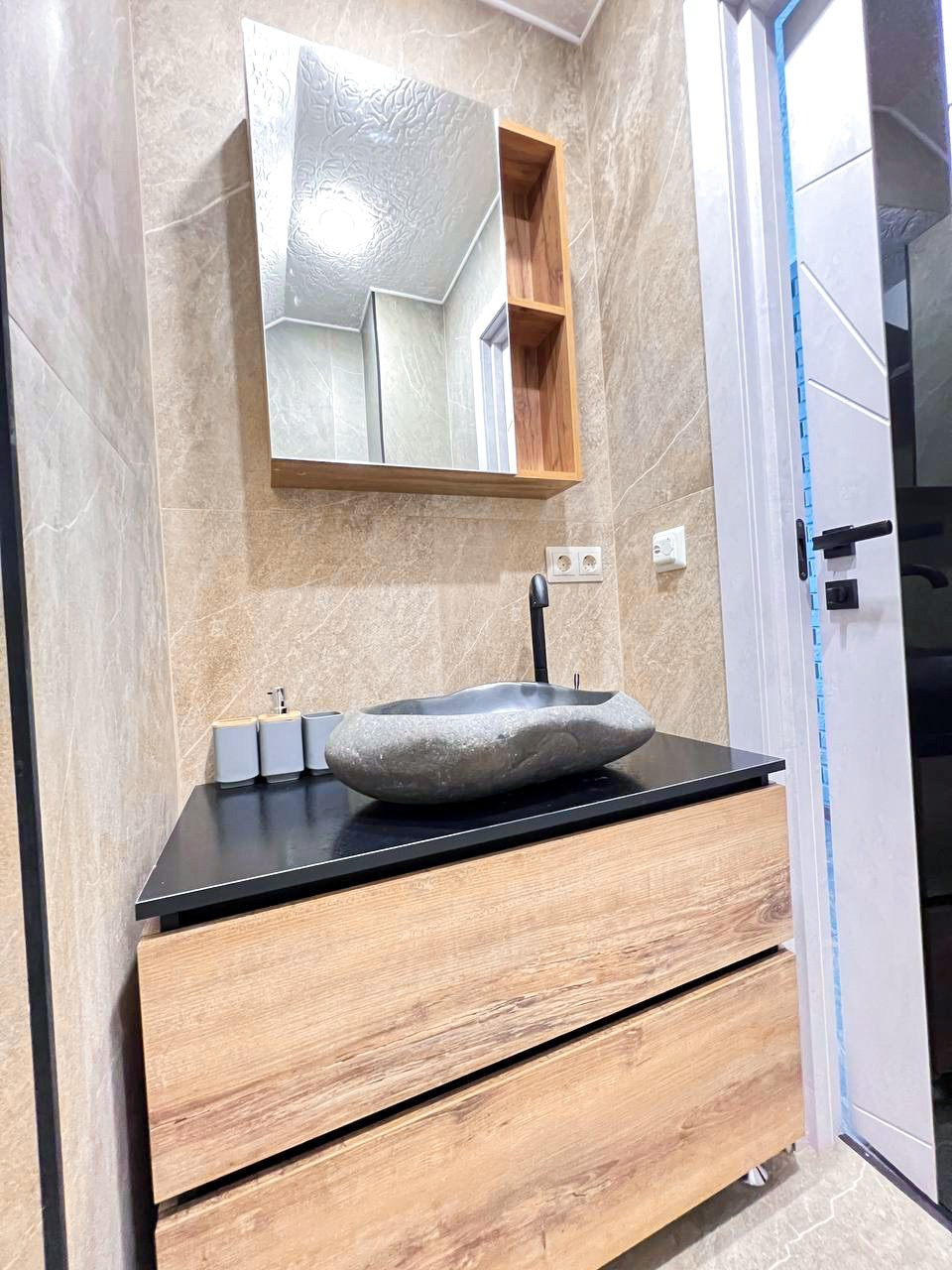 Классная двухуровневая квартира с потрясающим видом на город, со своей парковкой. Квартиры посуточно, длительно в Сочи, LARA APART GROUP