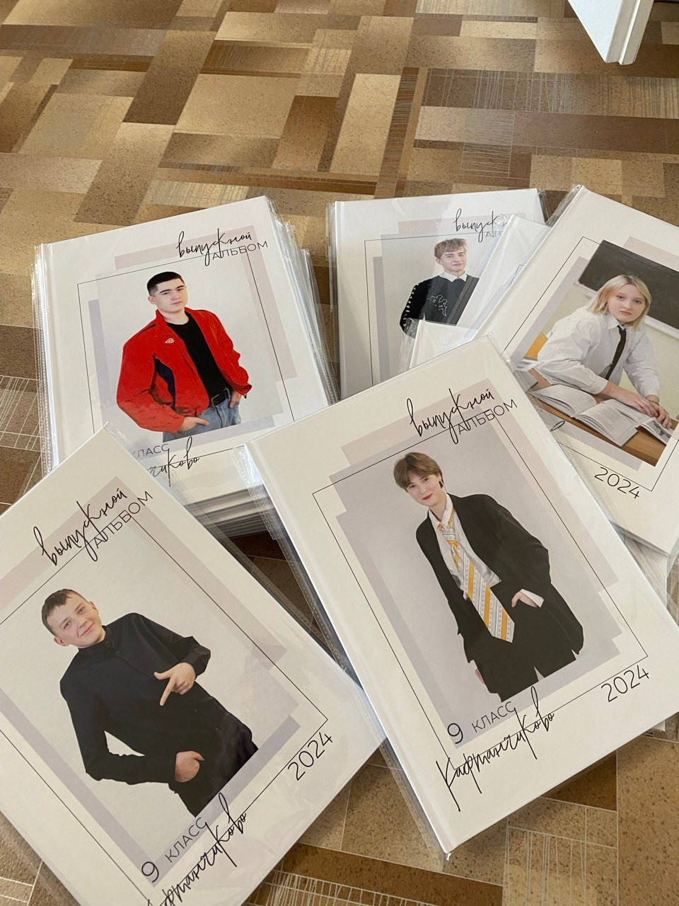 Примеры готовых альбомов. Выпускные альбомы в Томске. Леднева Олеся