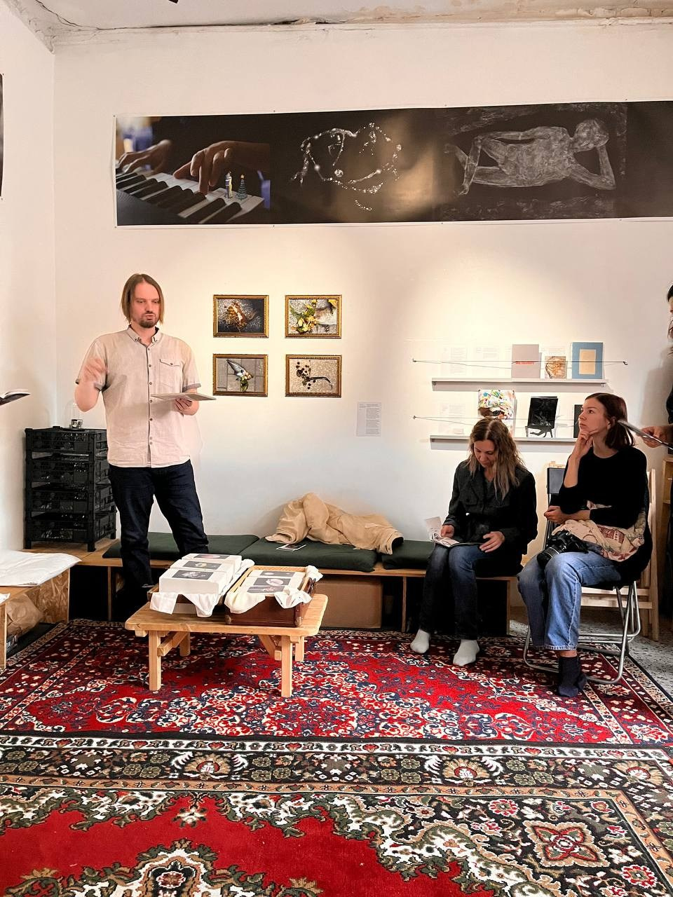 Скользящая опора, Сион, Самара, 5-30 октября 2024, куратор Кристина Сырчикова, фото Анна Мельникова. Фотография вверху справа