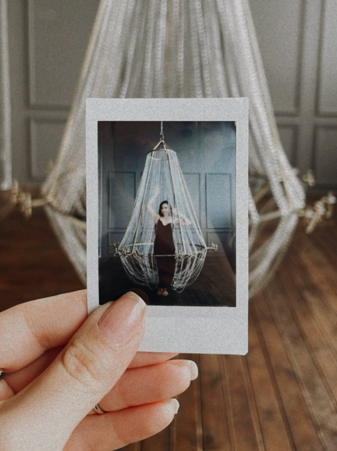 Кадры на инстакс instax моментальная фотография. Фотограф про чувства, моменты, любовь. свадебный и портретный фотограф