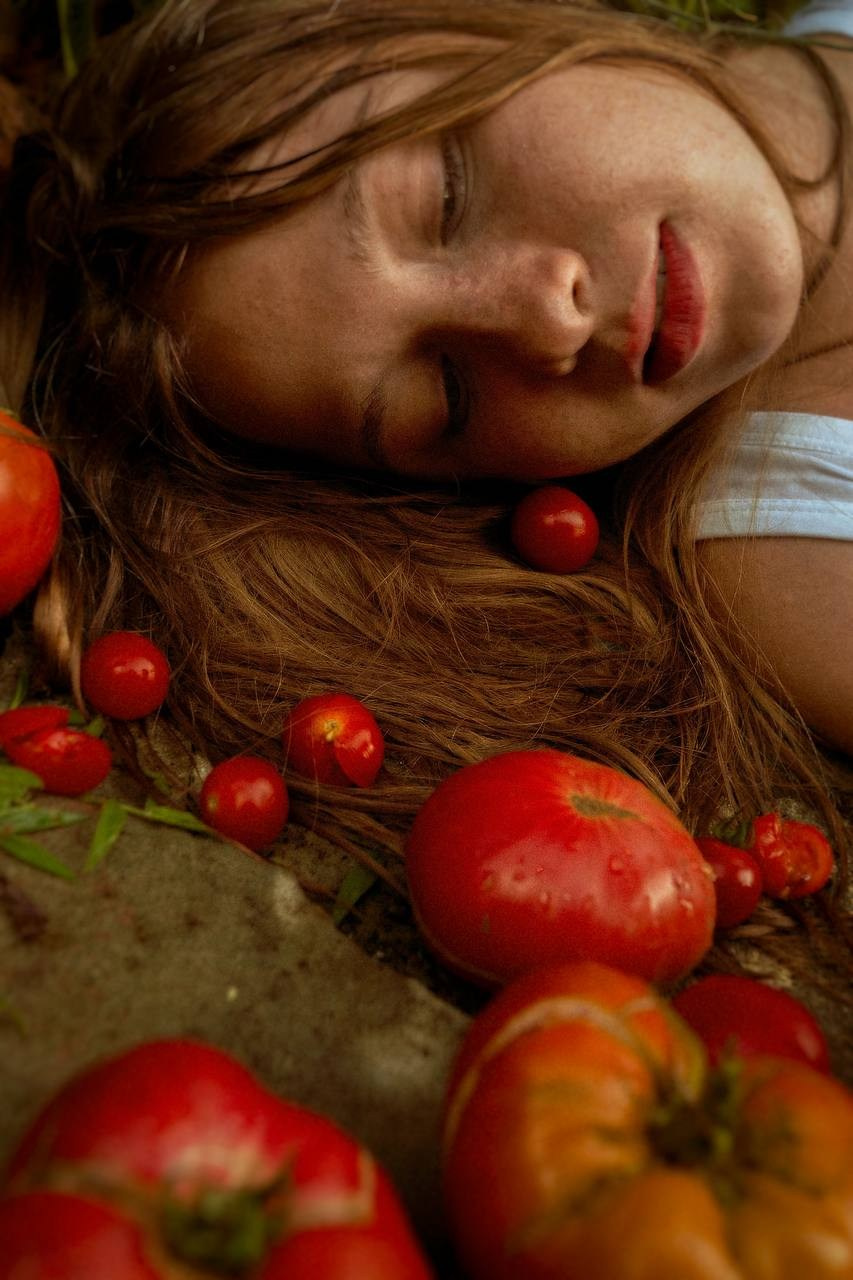девушка с томатами
