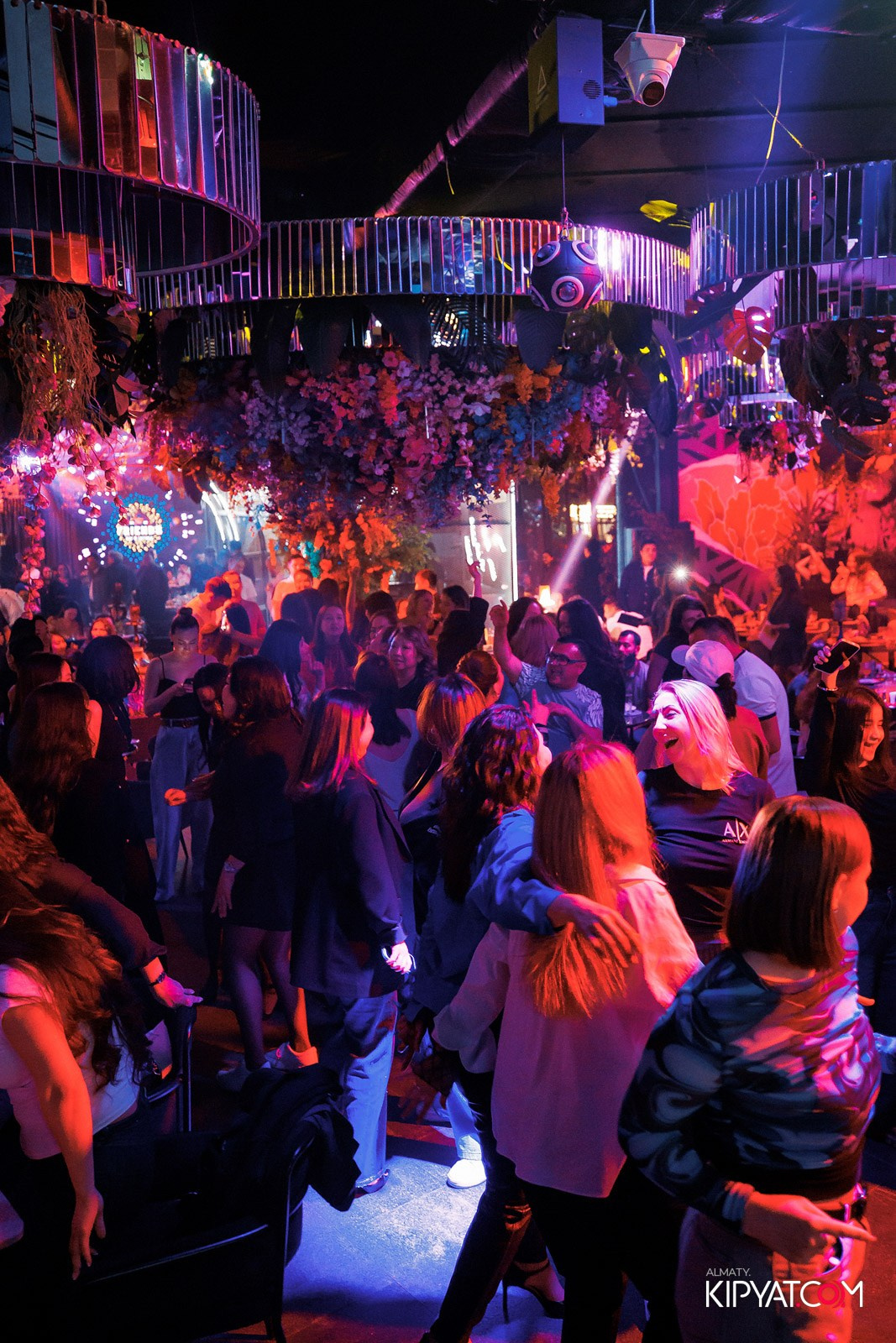 FRIENDS BAR & TERRACE. КИПЯТКОМ АЛМАТЫ!