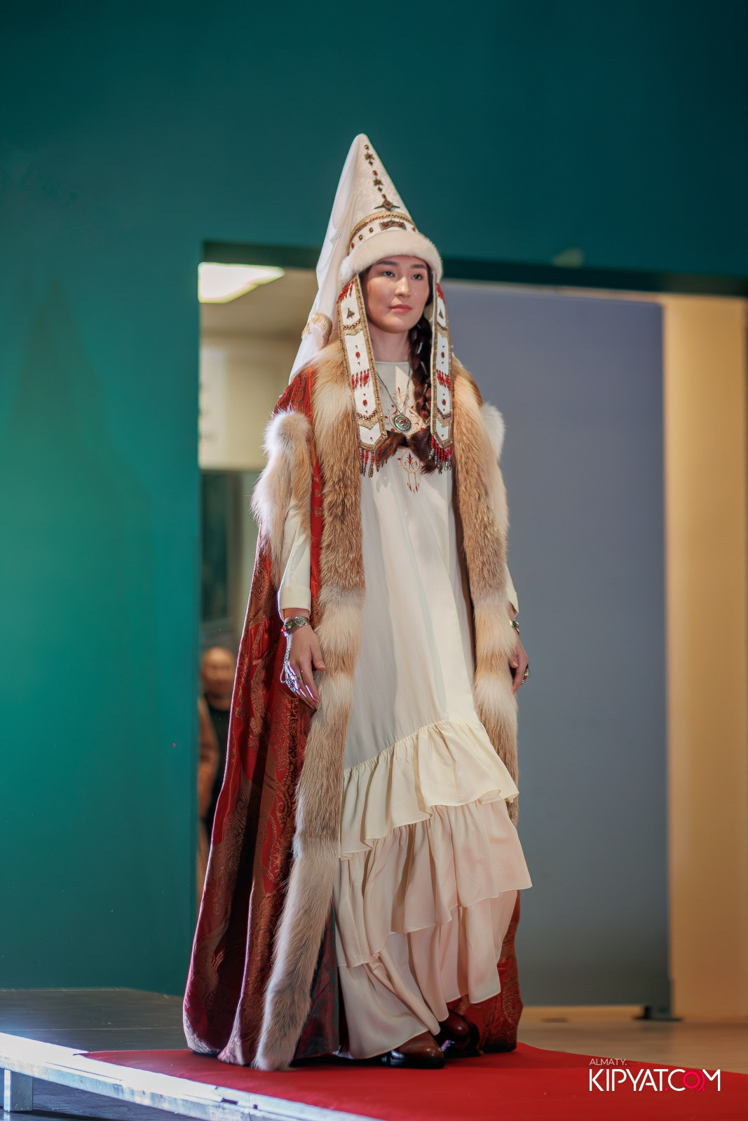 FASHION ПОКАЗ, КАЗАХСКОЙ НАЦИОНАЛЬНОЙ ОДЕЖДЫ. КИПЯТКОМ АЛМАТЫ!