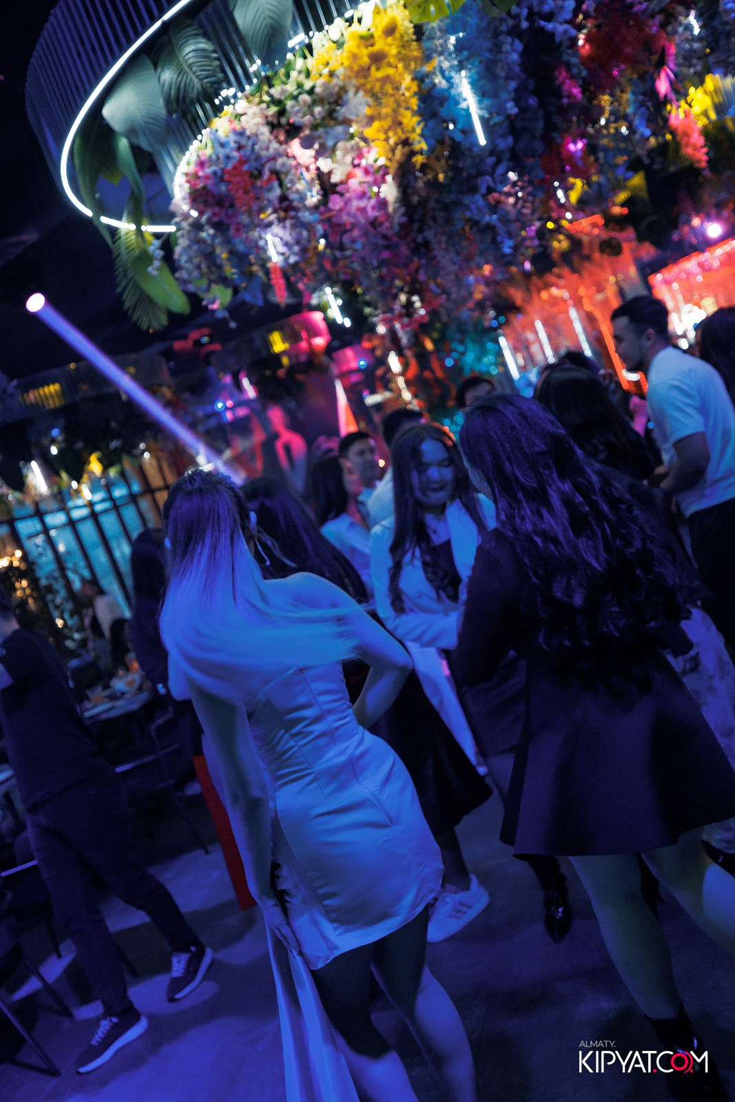 FRIENDS BAR & TERRACE. КИПЯТКОМ АЛМАТЫ!