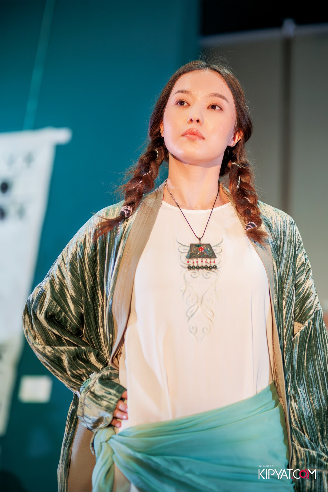 FASHION ПОКАЗ, КАЗАХСКОЙ НАЦИОНАЛЬНОЙ ОДЕЖДЫ. КИПЯТКОМ АЛМАТЫ!