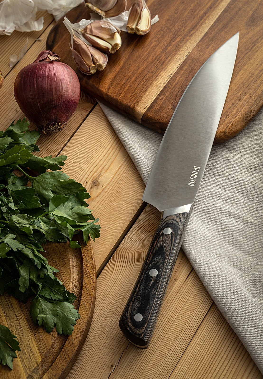 Нож на столе с продуктами для нарезки | Фото для кулинарного блога