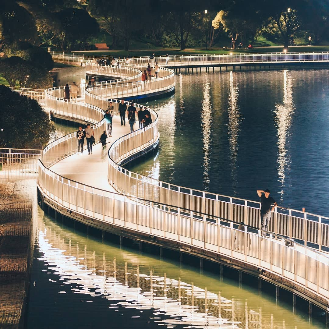 Съёмка в городском парке — гармония природы и архитектуры в центре столицы