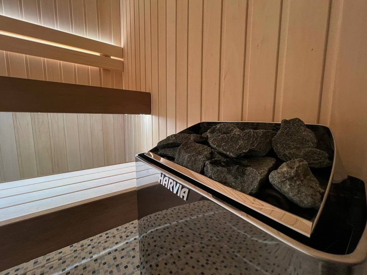 Просторная и светлая сауна в Шаглино выполнена из ароматной липы и африканского абаши, а тепло ей дарит электрокаменка Harvia Trendi KIP. SaunaTopMasters