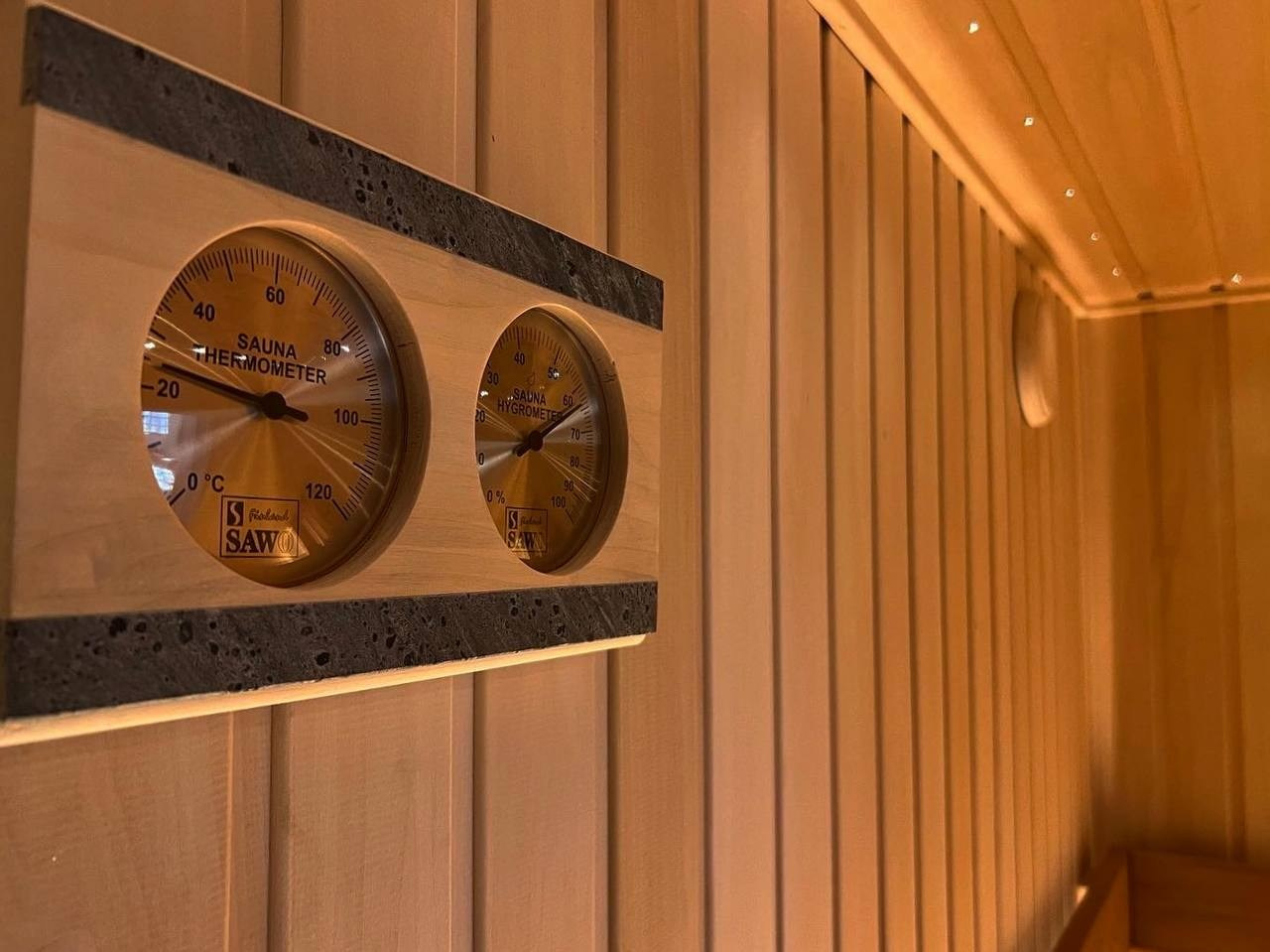 Атмосферная парная в Петергофских дачах выполнена в светлых тонах липы и абаши, с контрастной интеграцией термоабаши и тальколорита. SaunaTopMasters