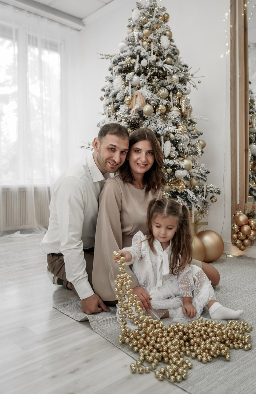 Семейный фотограф в Батайске и Ростове-на-Дону. Новогодняя фотосессия в студии Белый кролик. Свадебный фотограф в Ростове-на-Дону. Таинство Крещения и Венчания, семейные фотосессии. Алёна Чёботова