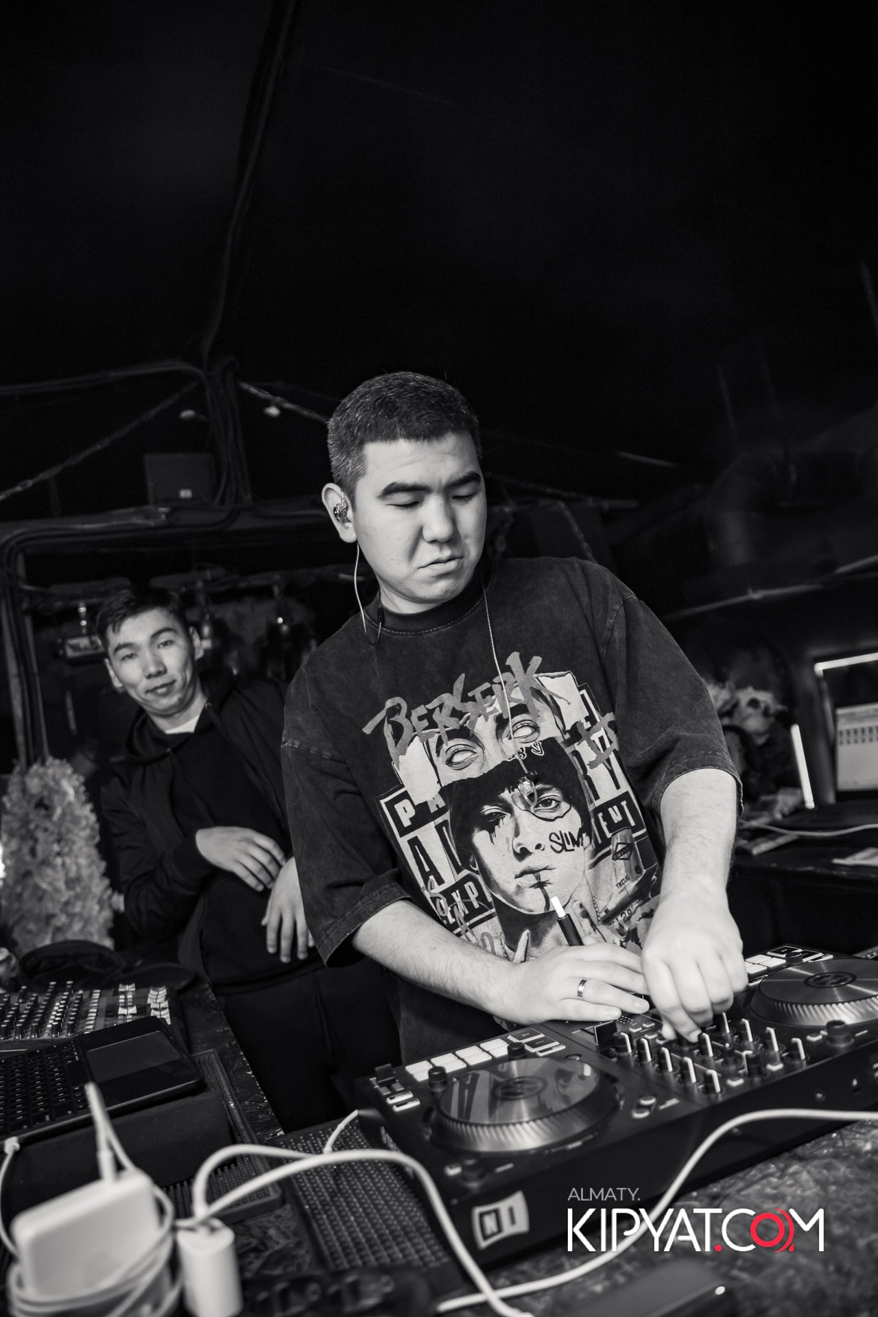 UYAT EMES BAR. КИПЯТКОМ АЛМАТЫ!