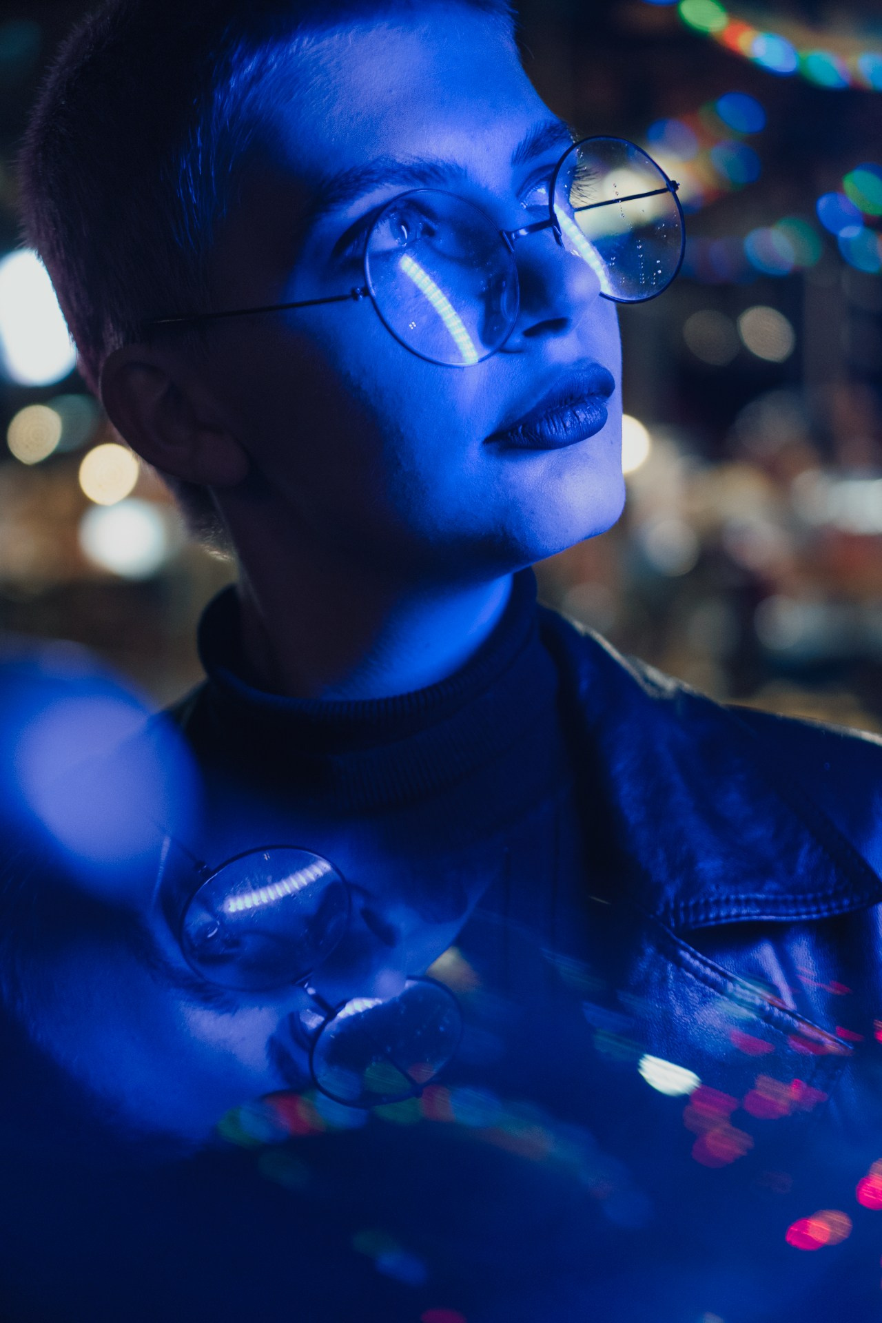 Ночная съмка девушки на фоне фонораей 