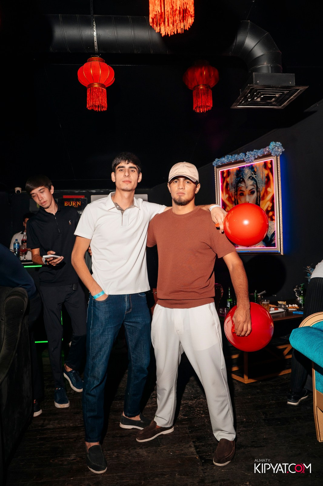 UYAT EMES BAR. КИПЯТКОМ АЛМАТЫ!