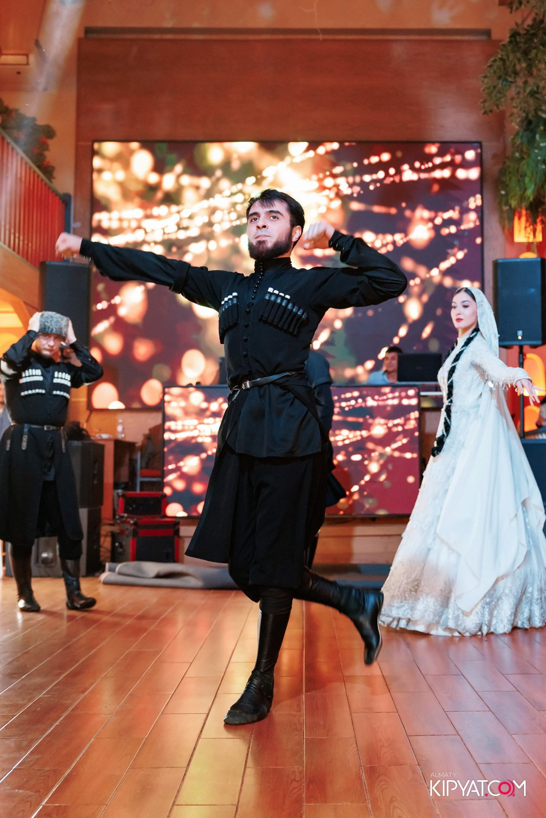 ГРУЗИНСКИЙ ДВОР НА КАБАНБАЙ БАТЫРА. КИПЯТКОМ АЛМАТЫ!