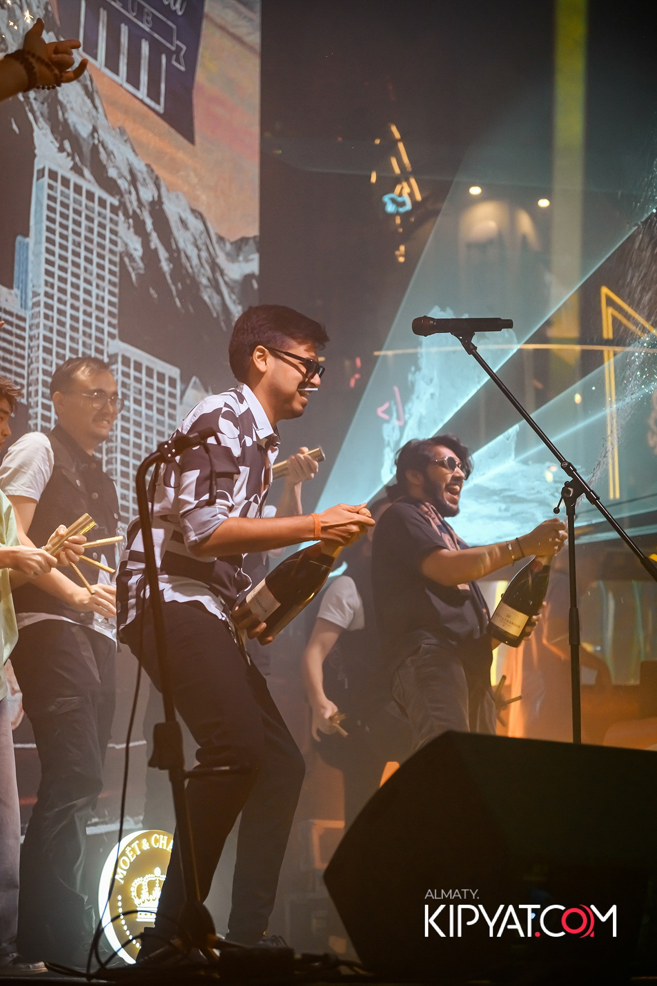 SANTA BARBARA ВЫСТУПЛЕНИЕ ГРУППЫ БРАТЬЯ ГРИММ. КИПЯТКОМ АЛМАТЫ!