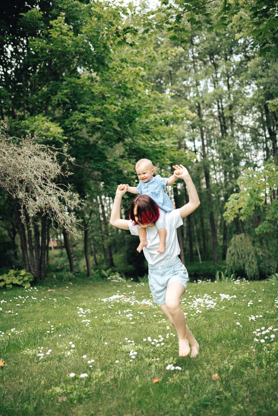 Коля, Ксюша, Саша, Андрей, Кира и бабушки | на даче