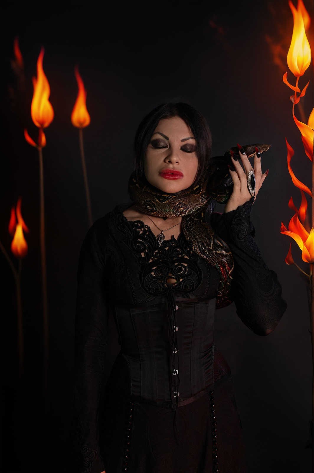 готическая фотосессия ведьмы со змеями, спиритическая доска, черепа