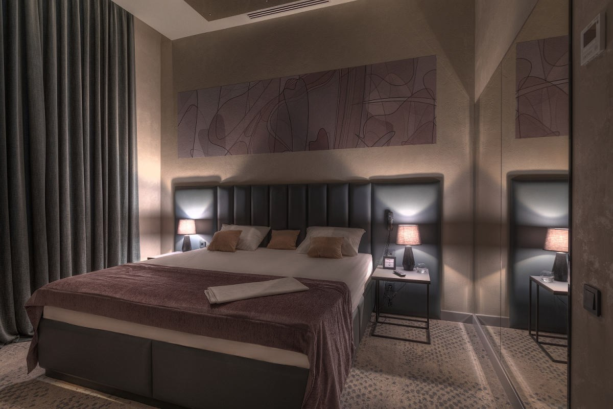 кровать в номере отеля для конфиденциальной эротической фотосессии 