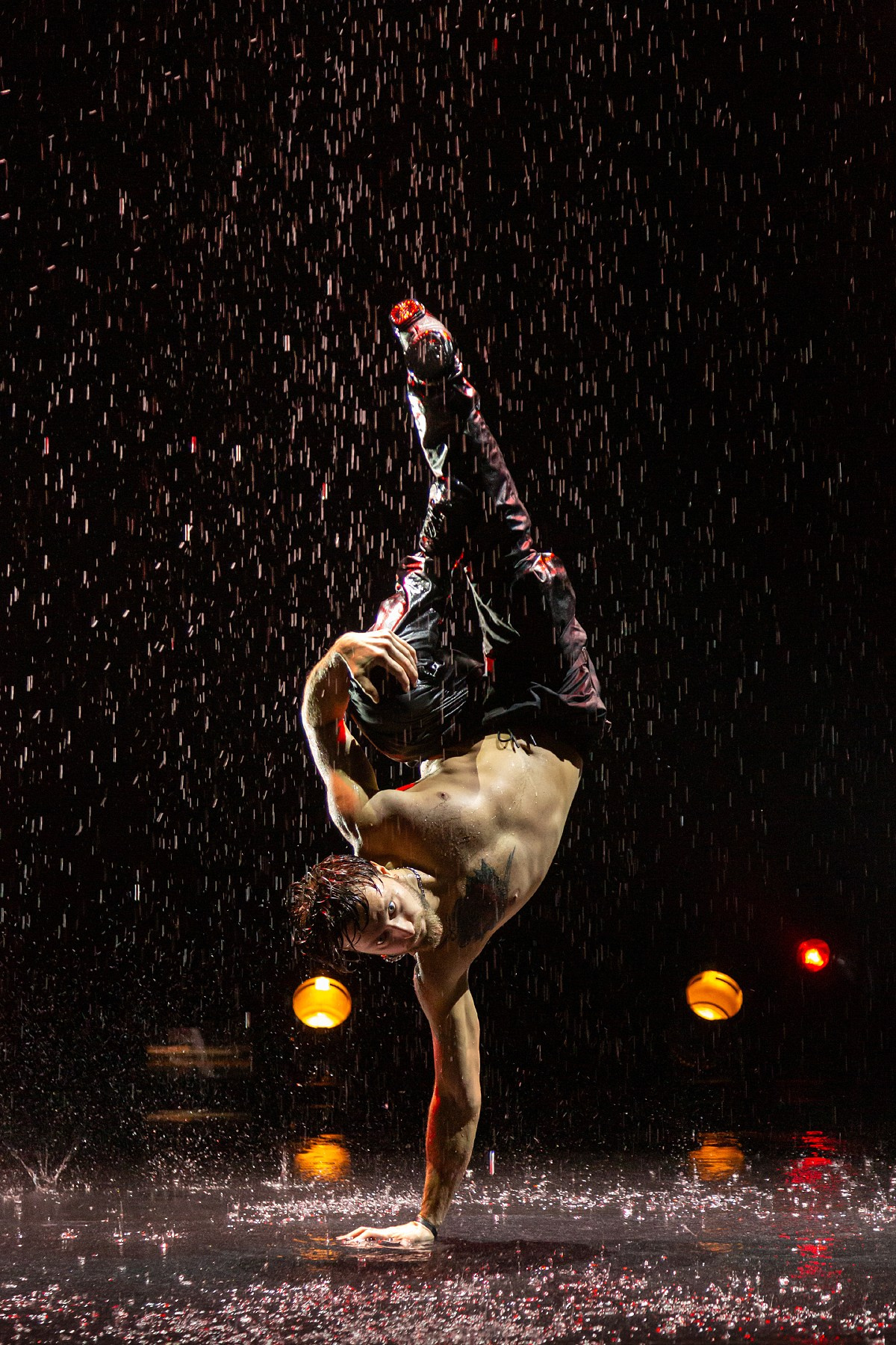 Шоу «Под дождём», ноябрь, 2024. Портретные фотографы в Москве — Анна и Алексей Бородины