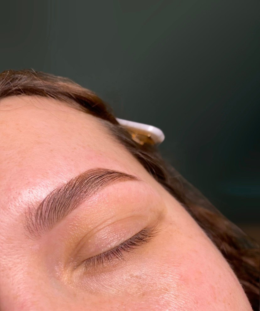 БРОВИ И РЕСНИЦЫ МОСКВА. СВАДЕБНЫЙ ВИЗАЖИСТ-СТИЛИСТ В МОСКВЕ ПРИЧЕСКИ МАКИЯЖ БРОВИ ВЫЕЗД