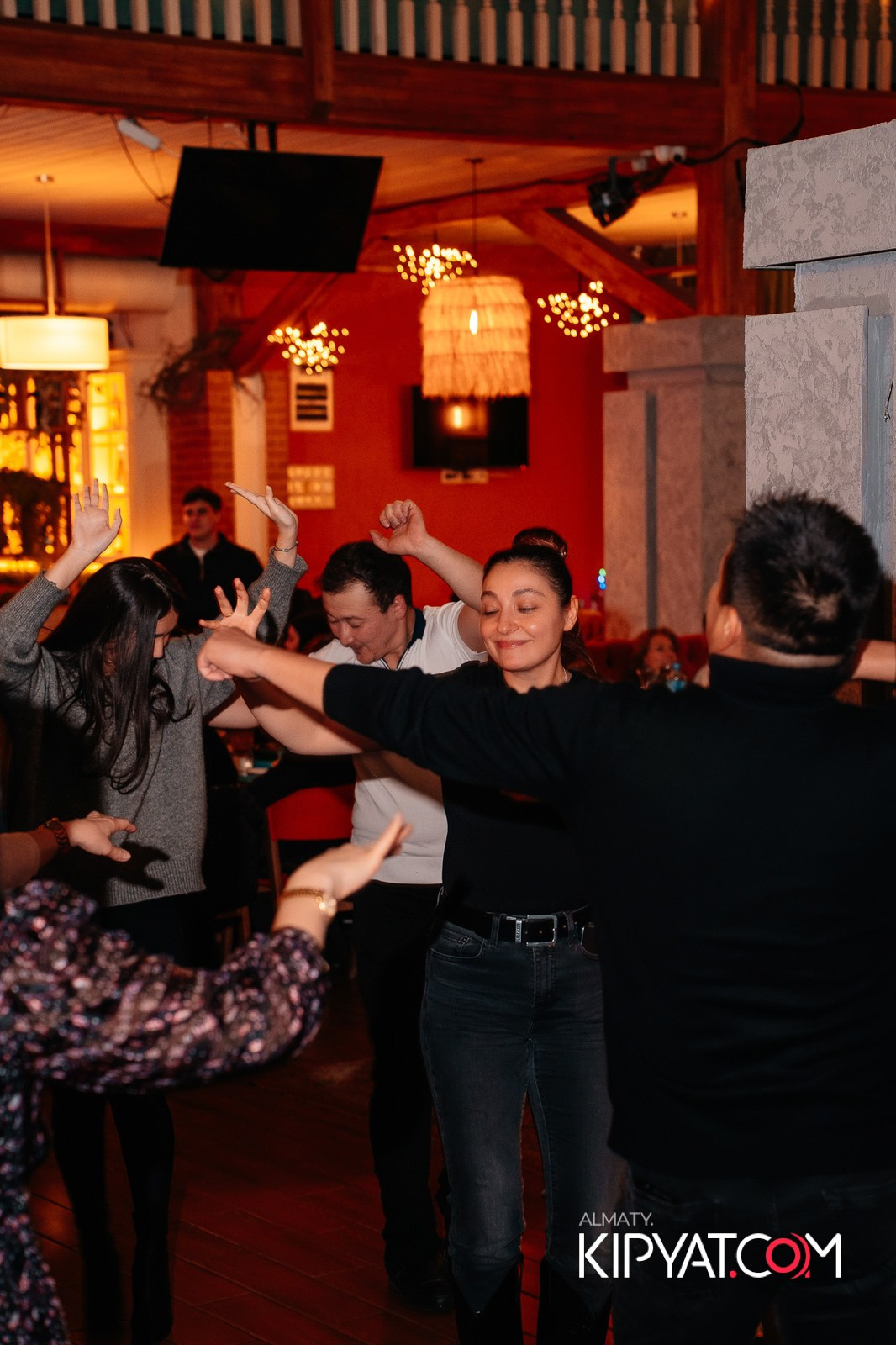 ГРУЗИНСКИЙ ДВОР НА КАБАНБАЙ БАТЫРА. КИПЯТКОМ АЛМАТЫ!