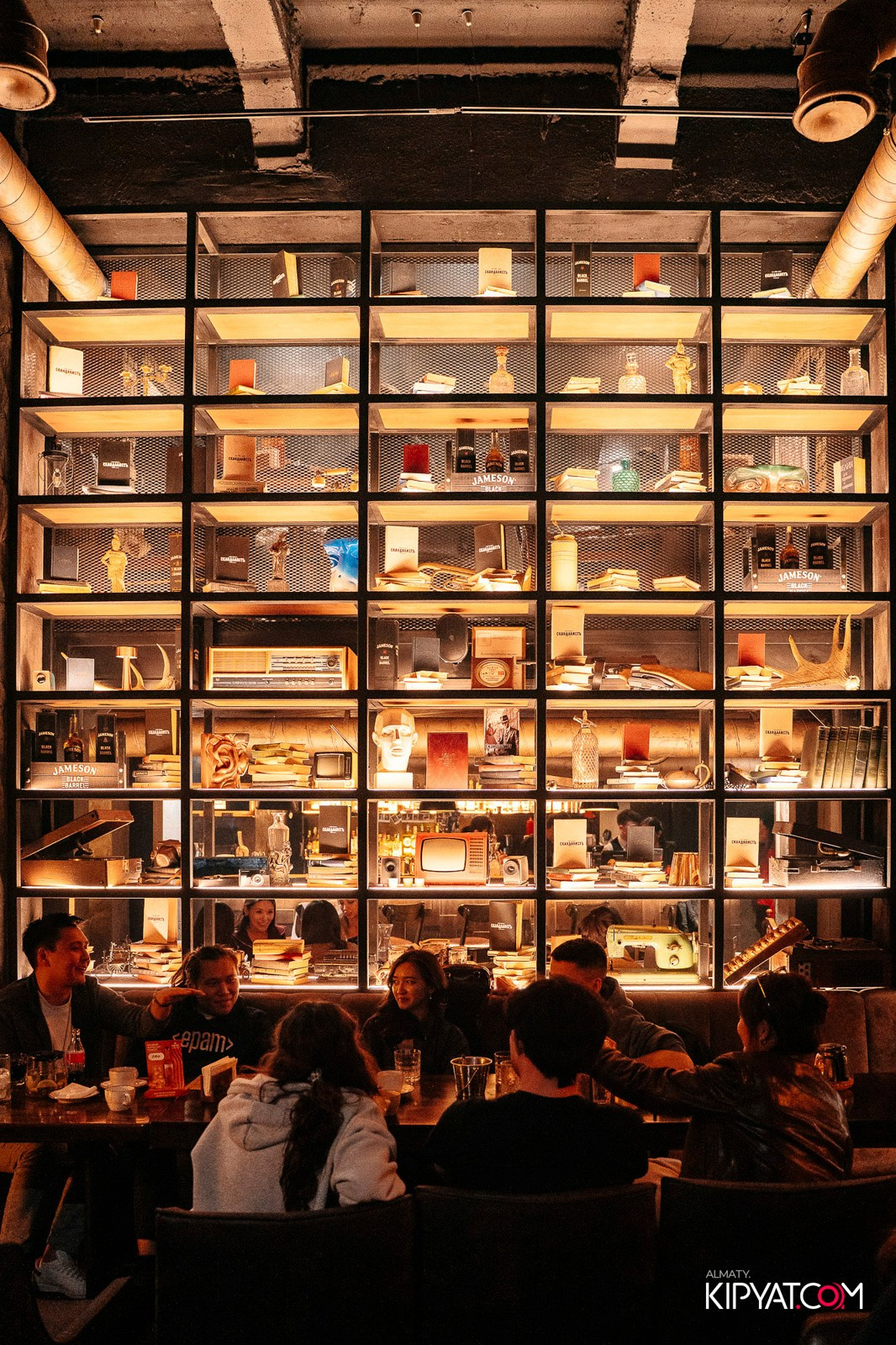 РЕСТО-БАР СКАНДАЛИСТЪ. КИПЯТКОМ АЛМАТЫ!