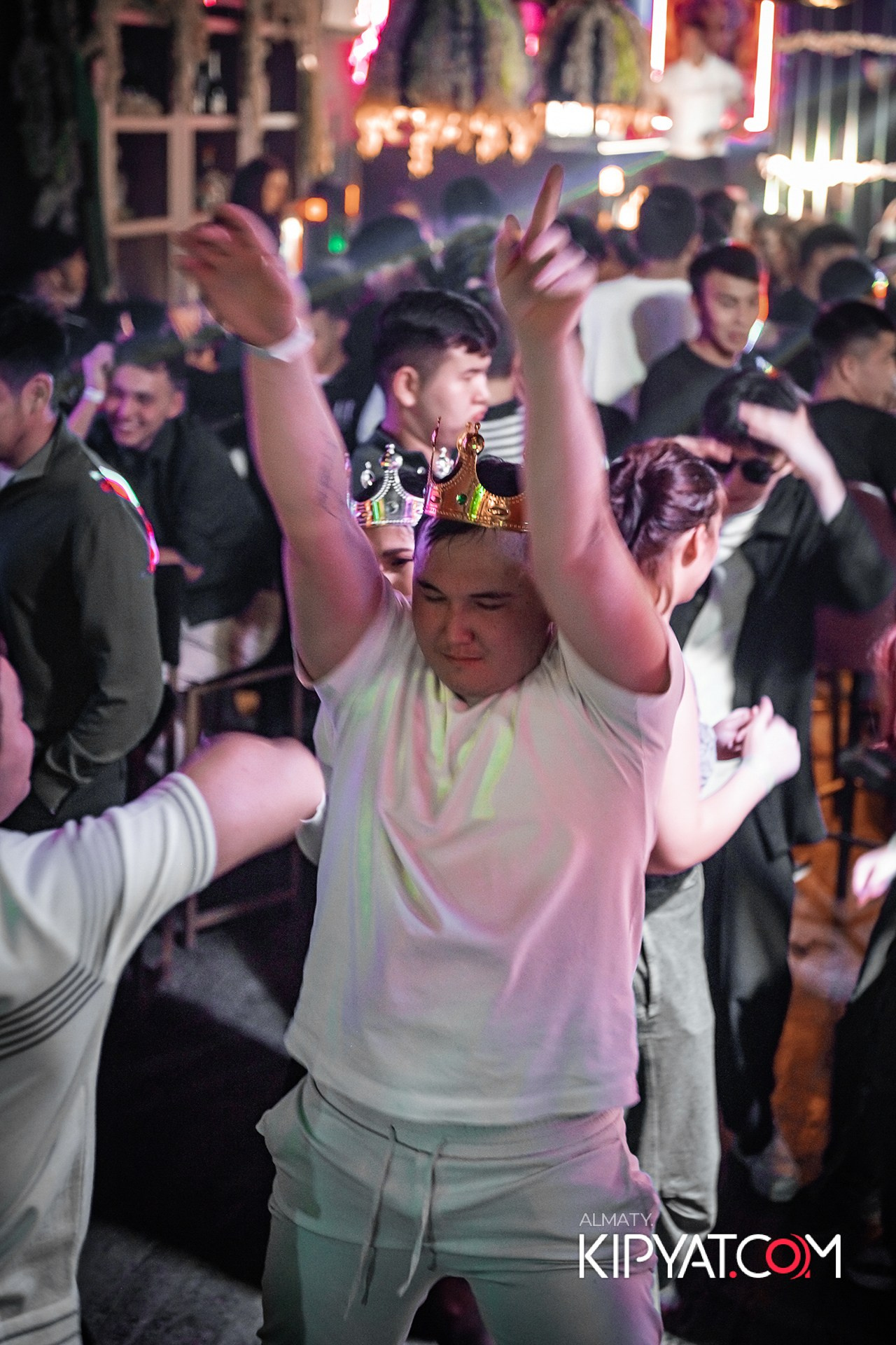 UYAT EMES BAR. КИПЯТКОМ АЛМАТЫ!