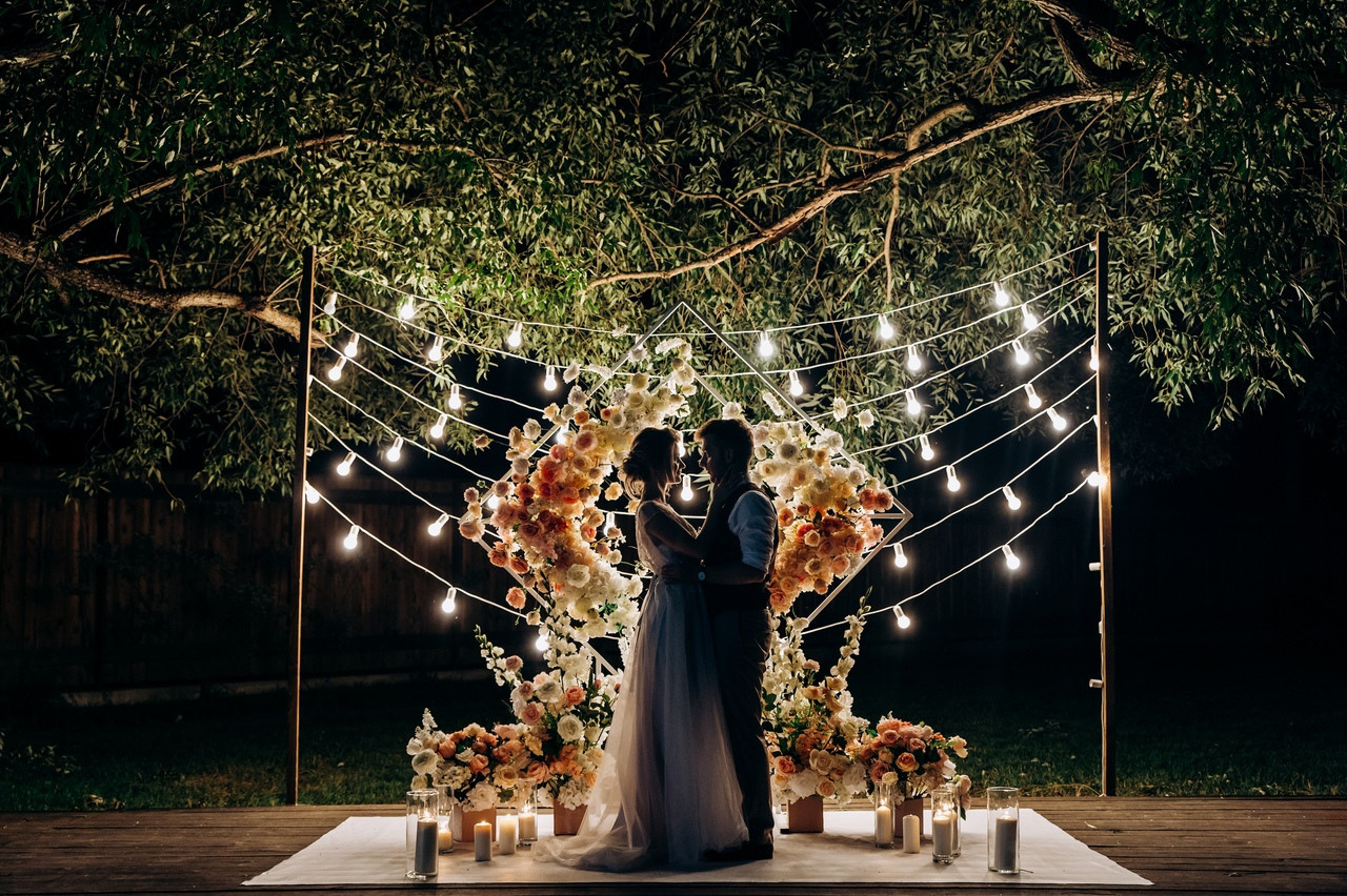 красивое украшение выездной свадьбы