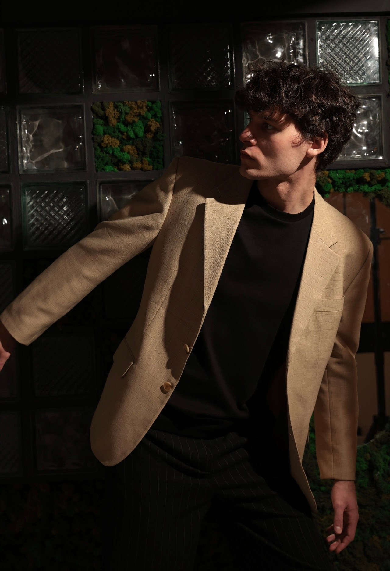 Бежевый пиджак. Лев Лекомцев модель