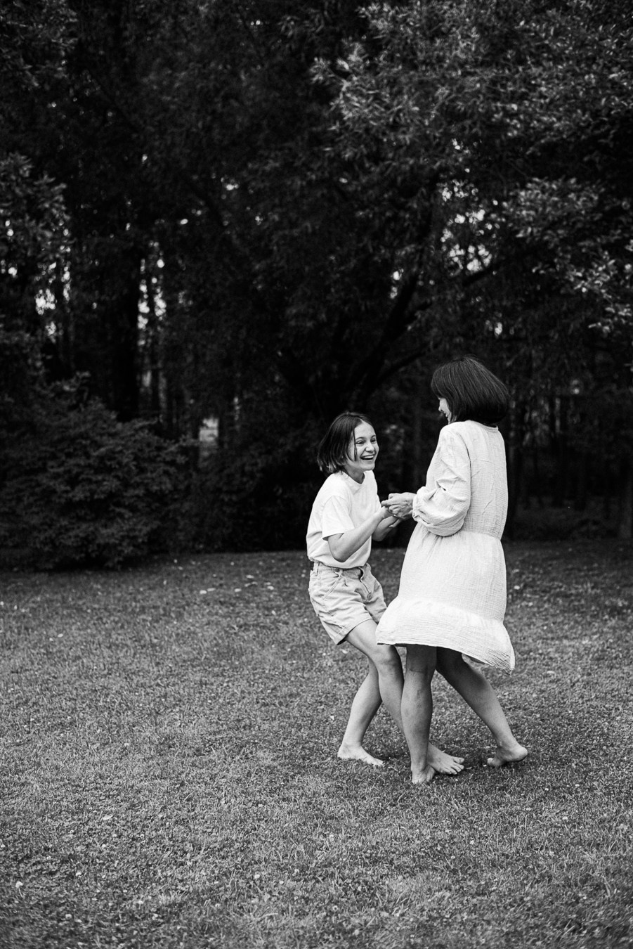 Коля, Ксюша, Саша, Андрей, Кира и бабушки | на даче