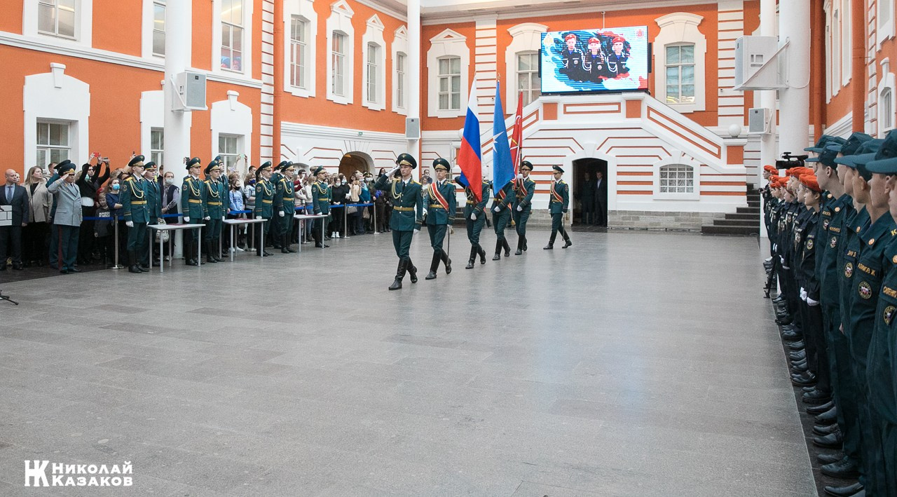 Курсанты университета МЧС России выносят флаги во время торжественного посвящения в кадеты учеников классов МЧС