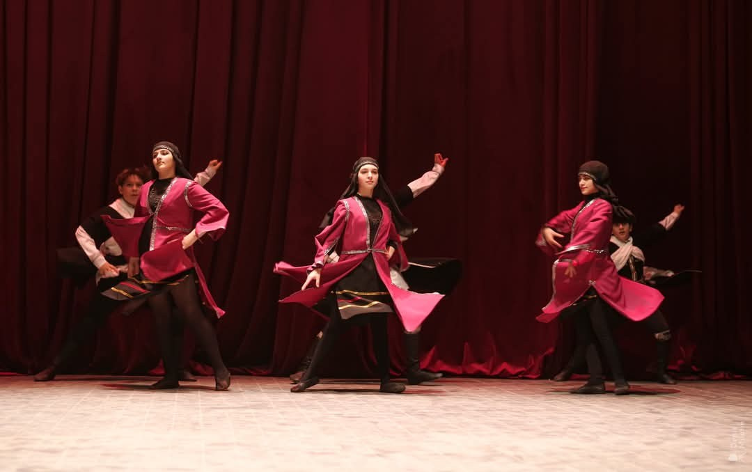 Грузинский танец. Портретный фотограф Денис Милютин