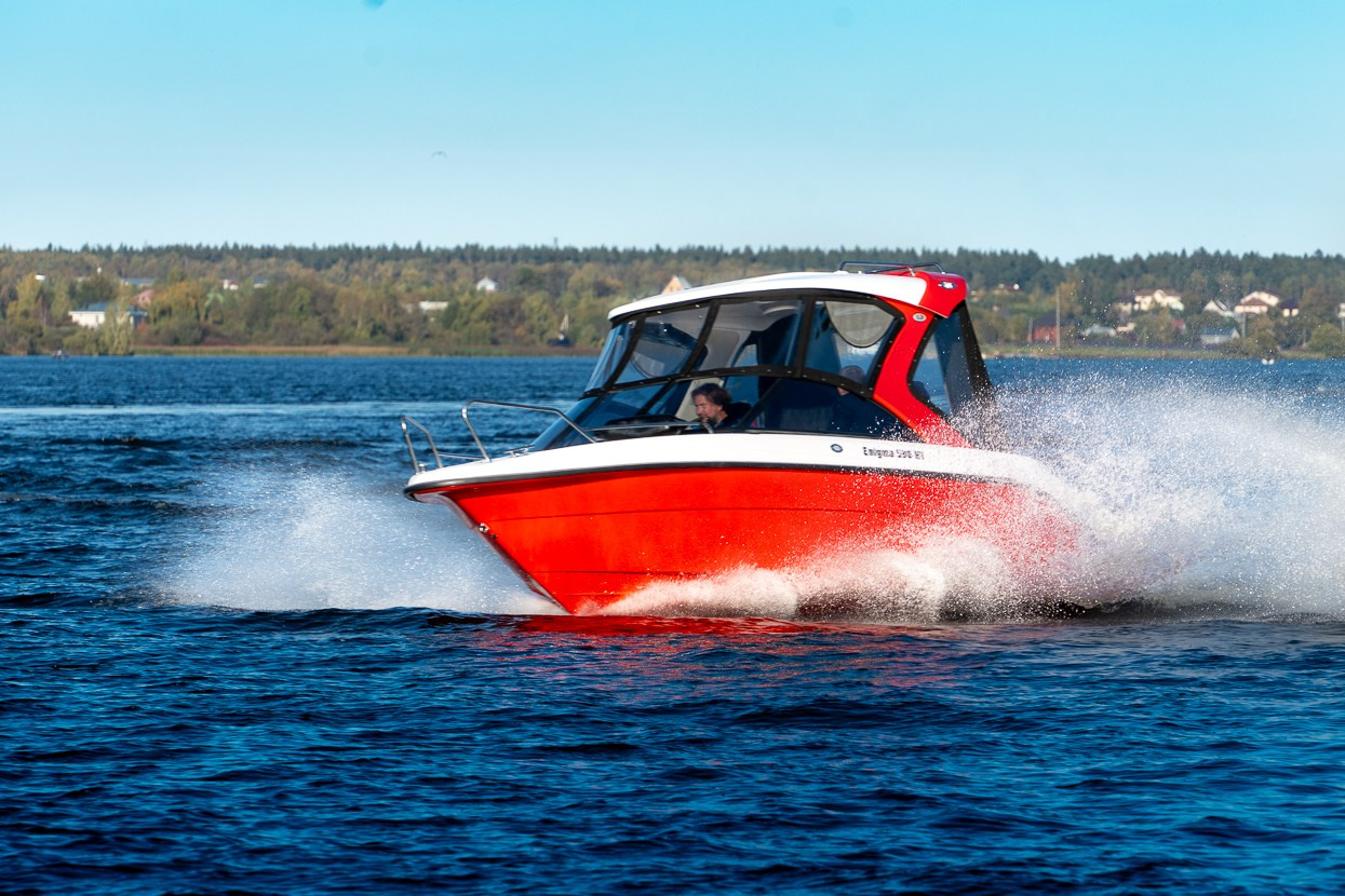 Авторская фотография катера Enigma в движении, акцент на скорости и линии корпуса