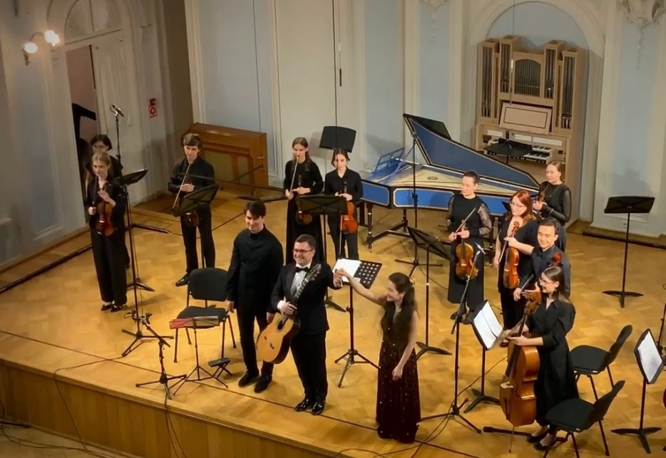 На сцене. Скрипачка Анна Савкина