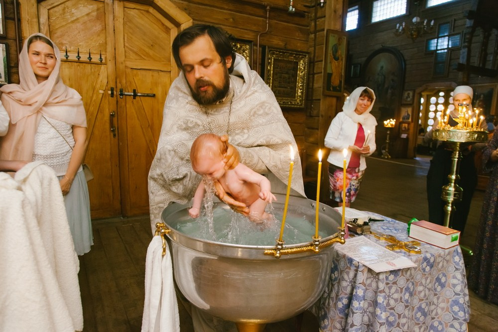 Крещение Церковь Иконы Божией Матери Казанской. Вырица. Фотограф на крещение в Санкт Петербурге