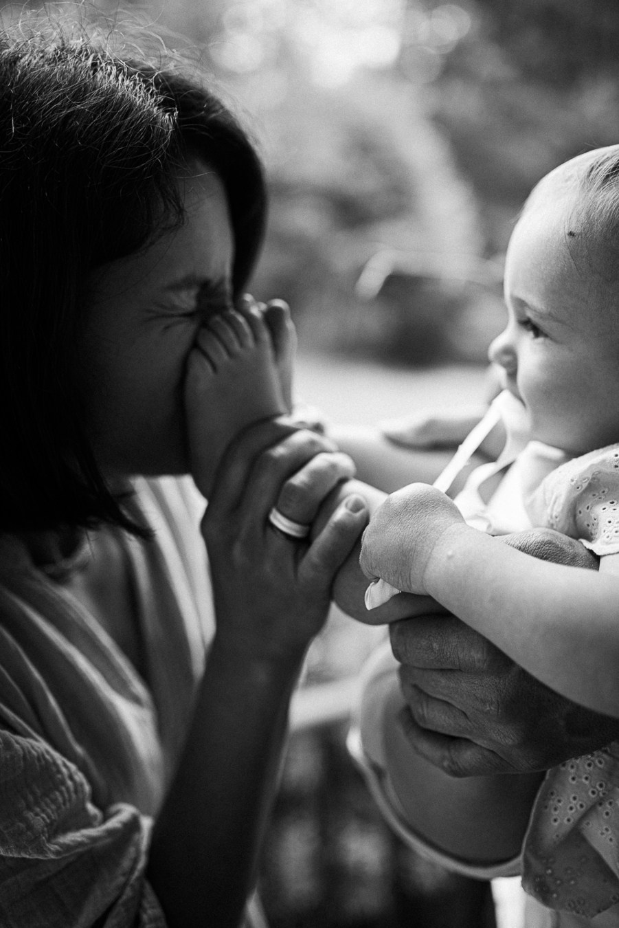 Коля, Ксюша, Саша, Андрей, Кира и бабушки | на даче