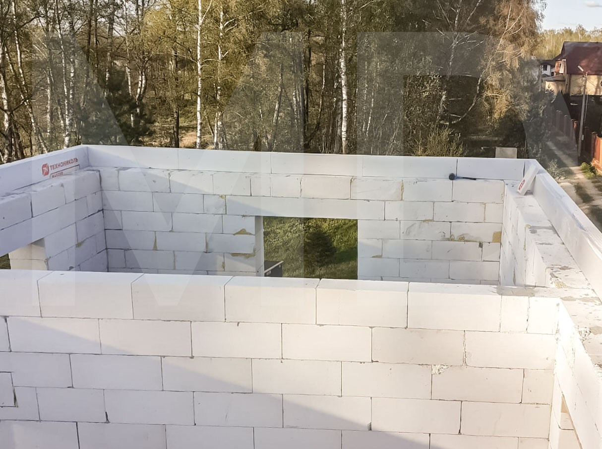 Ровные швы и точная геометрия — кладка стен первого этажа. Каждый блок уложен с соблюдением технологии.