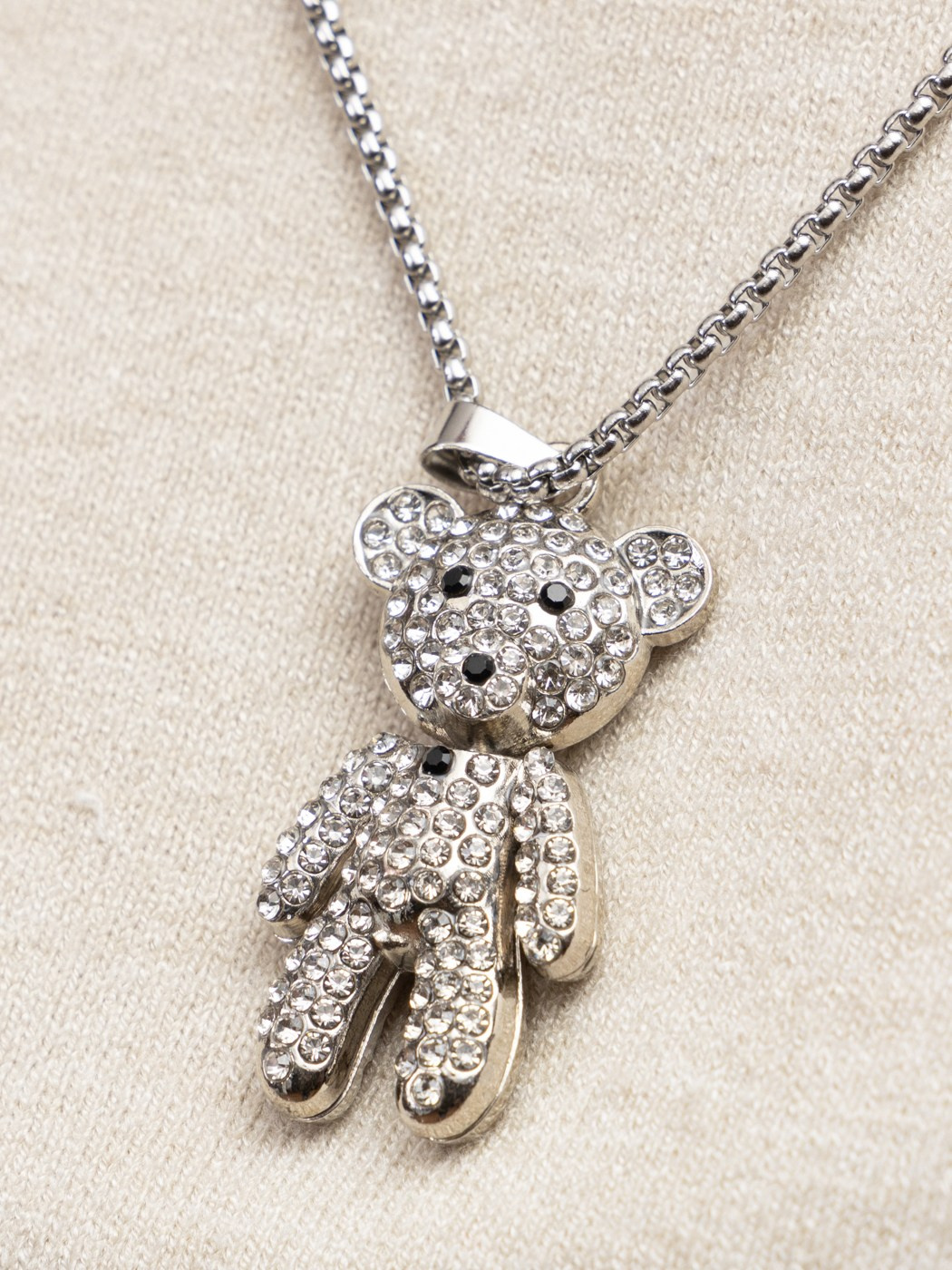 Снять украшения на белом фоне