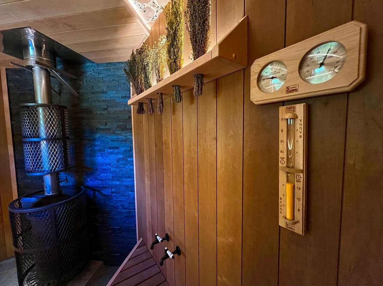 Диагональная баня в Отрадном. В помещение парной встроена отдельная инфракрасная кабина. Смелое и уникальное решение. SaunaTopMasters