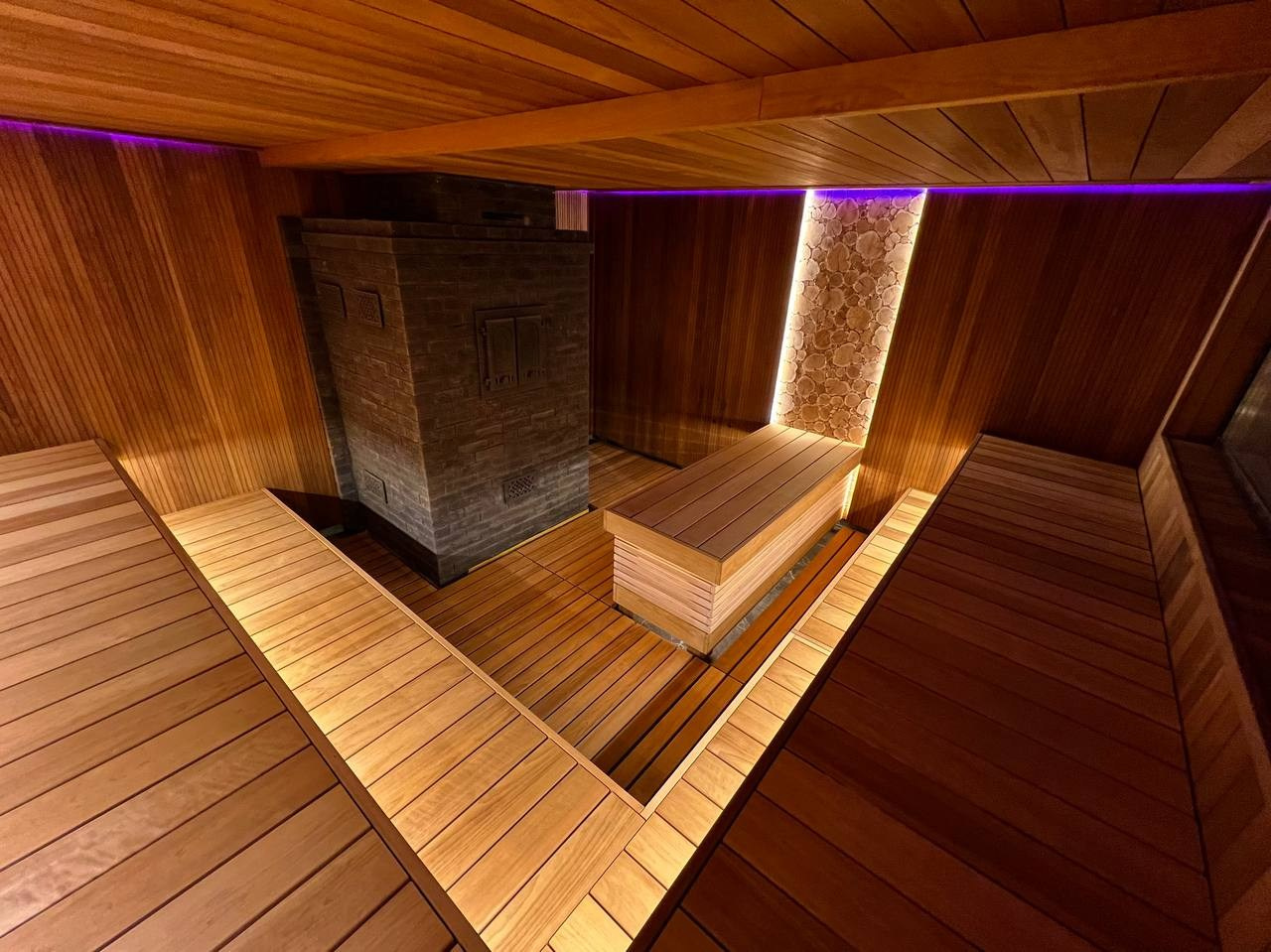 Русская баня по-серому в Ленинском легко соберёт большую компанию, а парильный стол подарит особое удовольствие парения в четыре руки. SaunaTopMasters