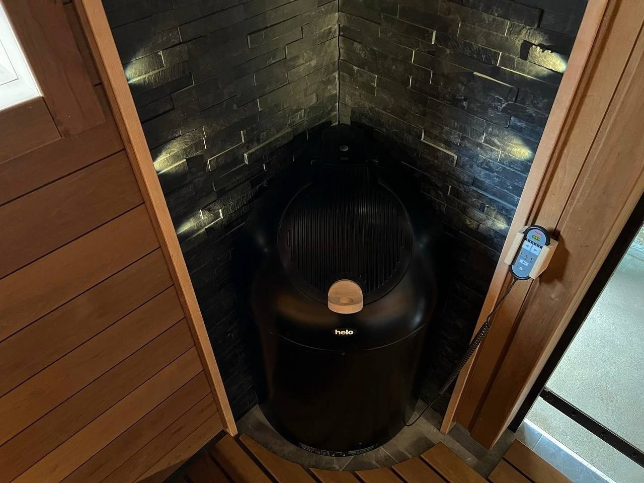 Эстетика пара в Касимово: термоольха, резьба, Helo-термос, радиальные акценты, можжевельник и оптоволоконный свет. SaunaTopMasters