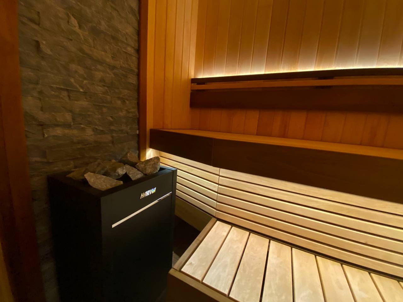 Сауна в Металлострое: ольха, радиальные элементы, олдскульные светильники и светодиодная подсветка. Harvia Virta — сердце этой парной. SaunaTopMasters