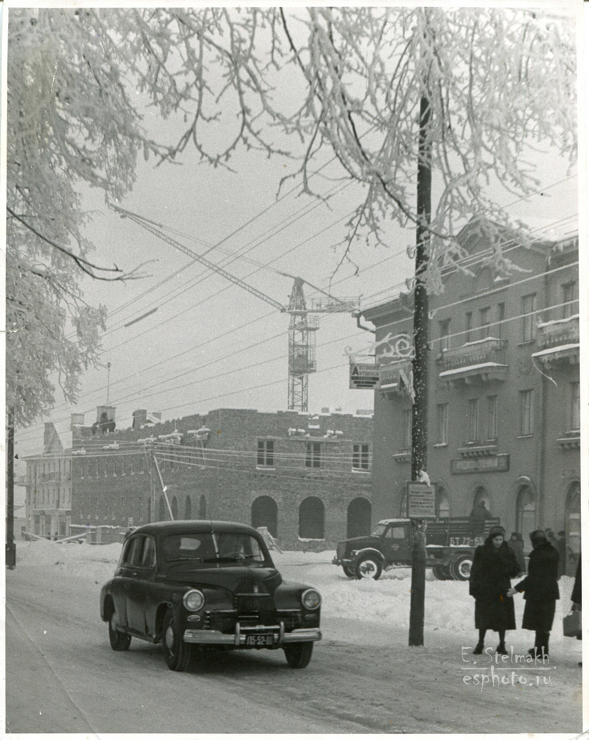 Угол улиц Кирова и Революционной. Строительство магазина "Детский мир". 