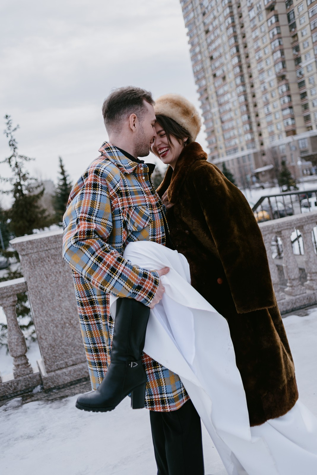 Свадебный фотограф в Тюмени — Стас и Таня — Съемка в отеле и на улице. Фотограф Дарья Мустафина, Тюмень