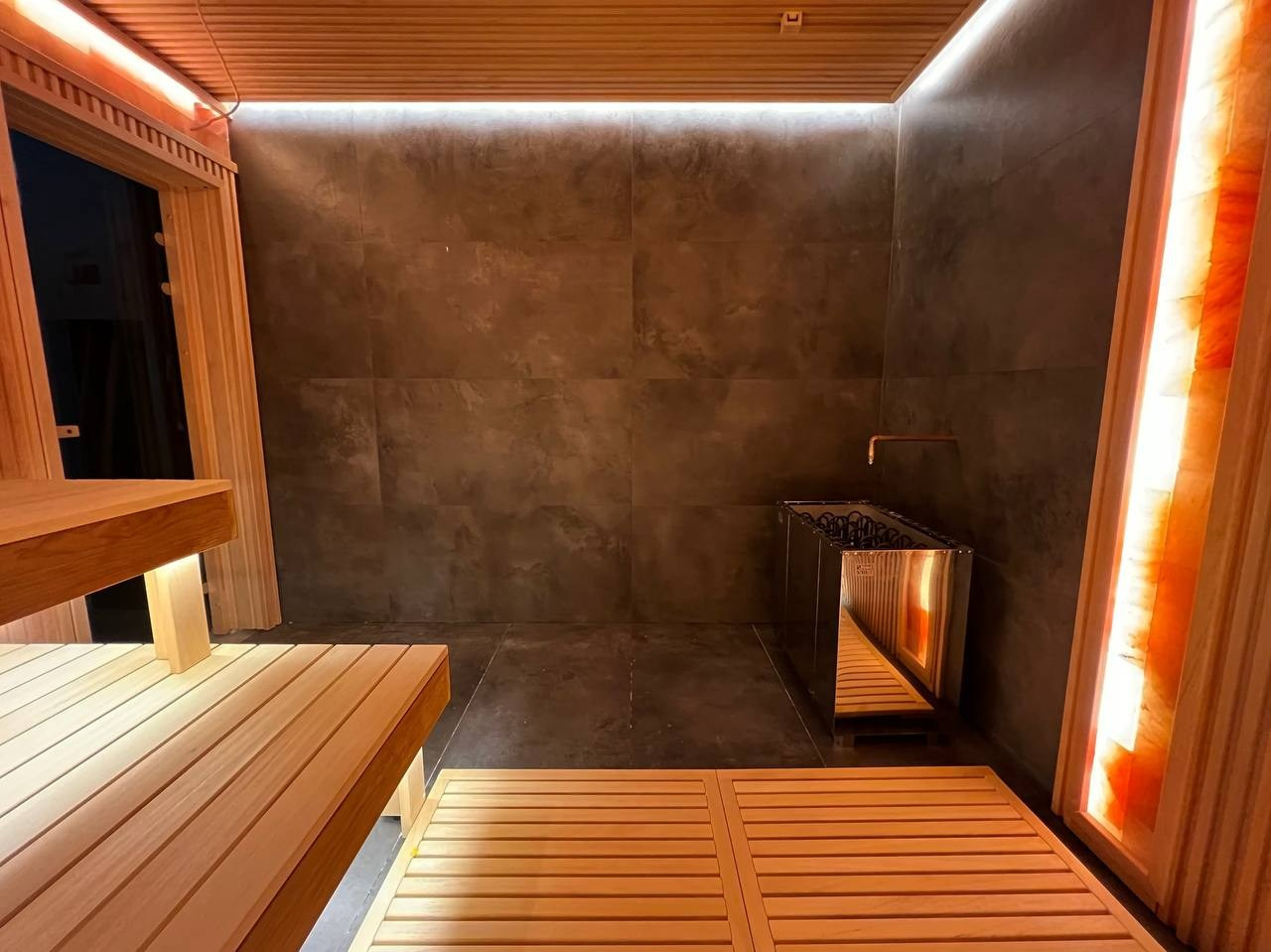 Травяная сауна в общей Спа-зоне клиники. Выполняет индивидуальные задачи, по этому добавлено большое количество гималайской соли и автополив. SaunaTopMasters