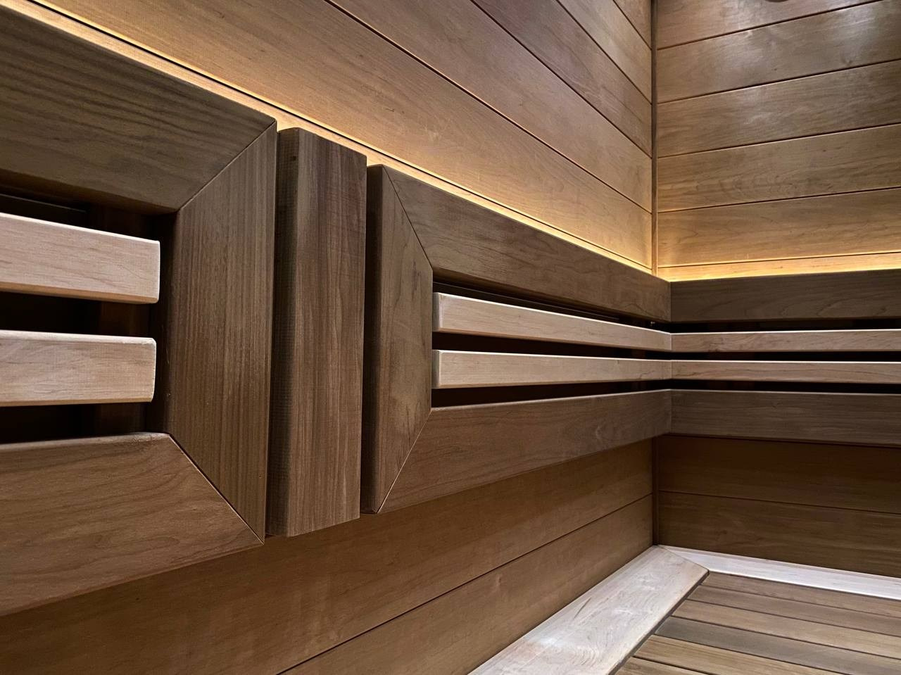 Баня в Аудио: печь Атмосфера, П-образные полки, звёздное небо и оптоволоконная подсветка создают уют и магию в парной. SaunaTopMasters