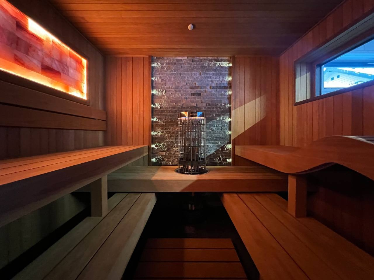 Сауна в Хапо-Ое имеет две зоны: внешне похожие, но разные по назначению. Можно выбрать одну или насладиться обеими сразу. SaunaTopMasters