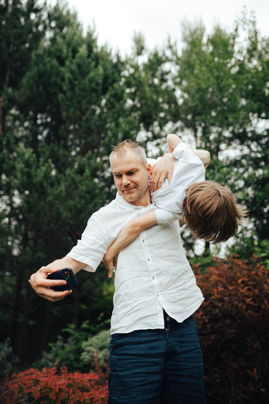 Коля, Ксюша, Саша, Андрей, Кира и бабушки | на даче