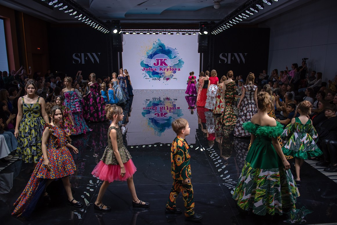 SochiFashionWeek2024 дизайнер Юлия Крылова. Семейный и коммерческий фотограф в Сочи Александр Бодунов